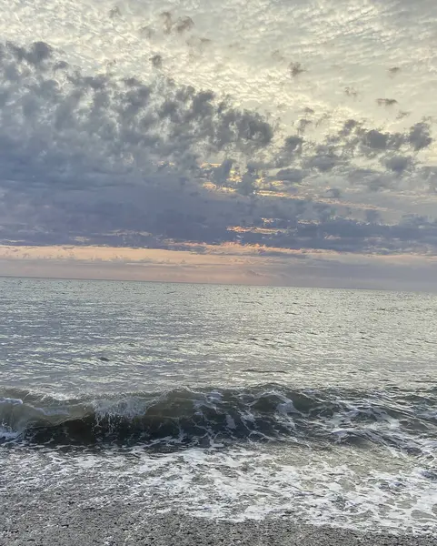 Büyük bir deniz dalgası ile güzel bir deniz manzarası