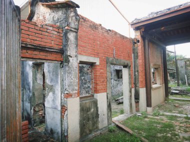 Çok kirlenmiş endüstriyel bir fabrikanın kalıntıları, sanayi serisi.