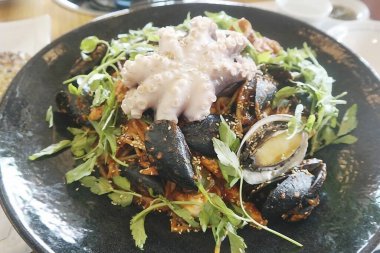 Lezzetli Asya yemeklerinin yakın görüntüsü