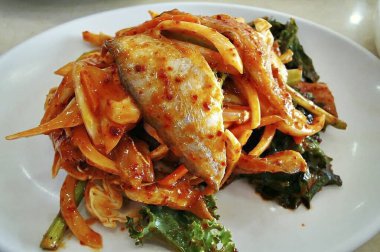 Sebzeli kızarmış tavuk.