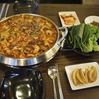 Tavuklu ve sebzeli kızarmış pilav.