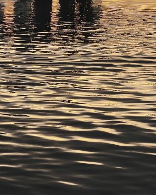 Denizin üzerinde güzel bir gün batımı