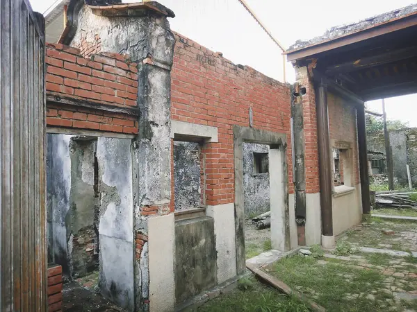 Çok kirlenmiş endüstriyel bir fabrikanın kalıntıları, sanayi serisi.