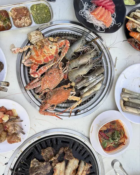 Barbekü deniz ürünleri ve ızgara kalamar.