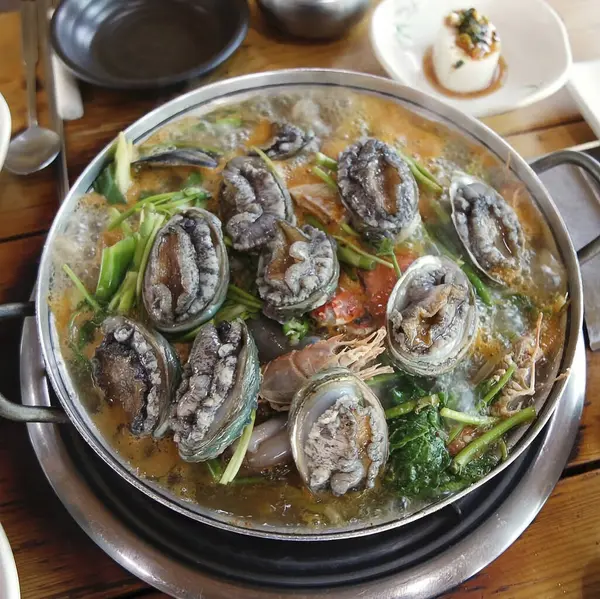 Restoran deniz ürünleri çorbası