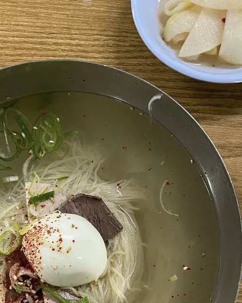 Kore yemeği kimchi eriştesi.