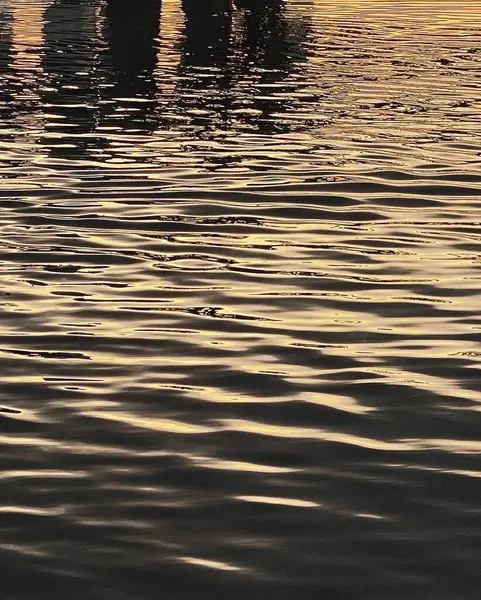 Denizin üzerinde güzel bir gün batımı