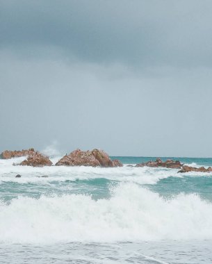 Dalgalar sahile çarpıyor.