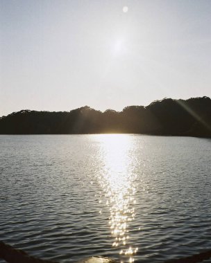 Gölün üzerinde güzel bir gün batımı