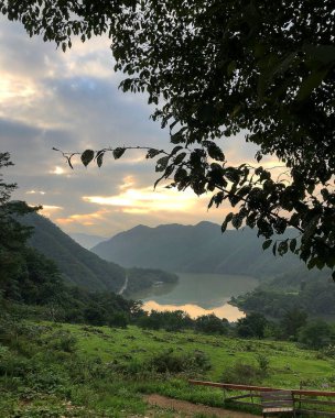 Dağlardaki gölün güzel manzarası
