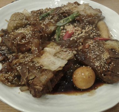 Lezzetli Asya yemeklerinin yakın görüntüsü