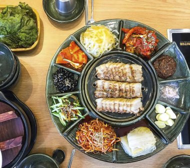 Sebze ve soslu ızgara tavuk.