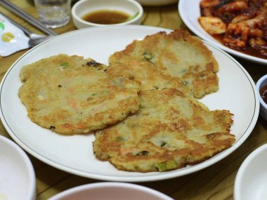 Geleneksel Kore yemekleri, kızarmış pirinç krepleri, sebzeler.