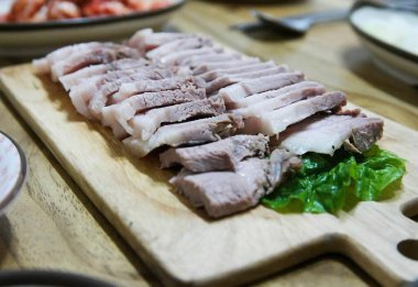 Izgara domuz pirzolası, sebze ve baharatlı.