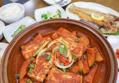 Lezzetli Asya yemeklerinin yakın görüntüsü