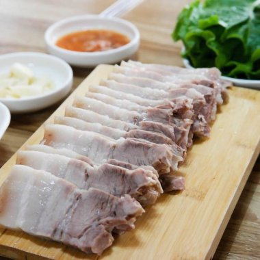 Tahtada taze domuz göbeği