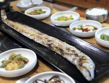 Sebze ve soslu ızgara balık.