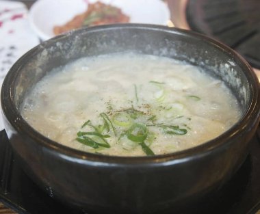 Bir tabak etli eriştenin mutfak fotoğrafı.