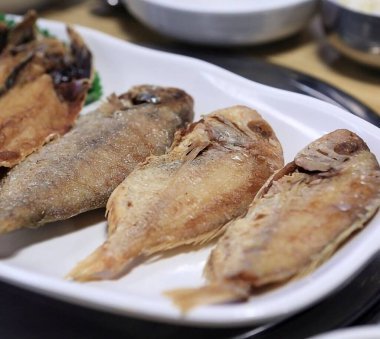 Limonlu ve baharatlı kızarmış balık.