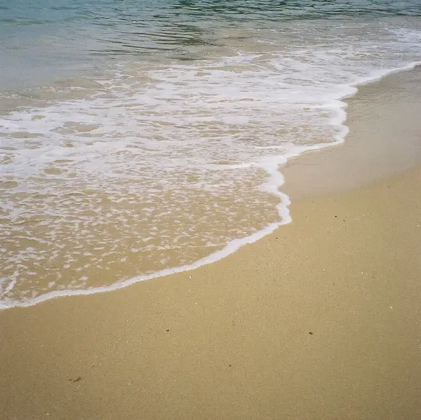 Dalgalı ve köpüklü deniz plajı