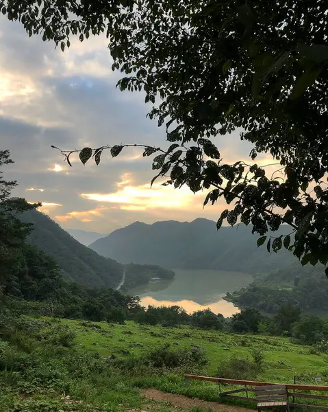 Dağlardaki gölün güzel manzarası