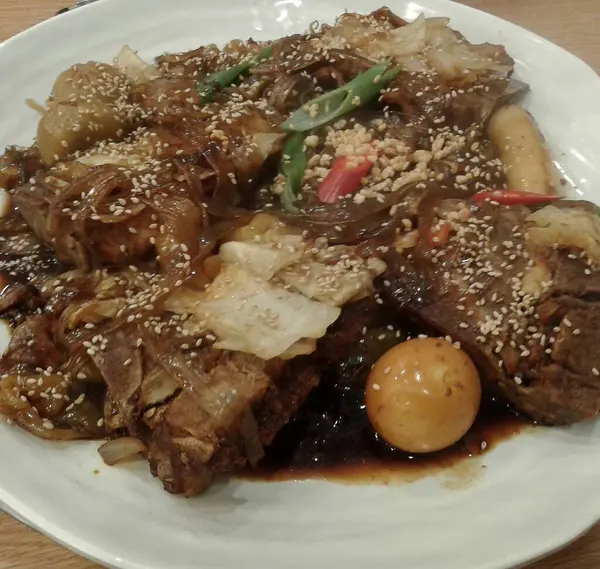 Lezzetli Asya yemeklerinin yakın görüntüsü