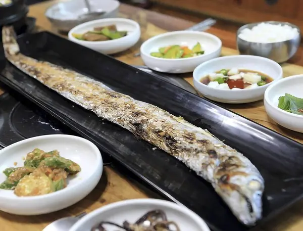 Sebze ve soslu ızgara balık.