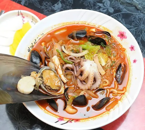 Lezzetli Asya yemeklerinin yakın görüntüsü