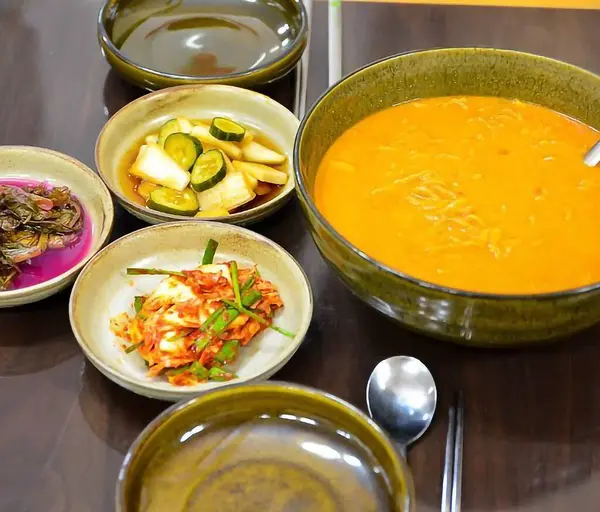 Kore yemeği pirinç çorbası ve kimchi.