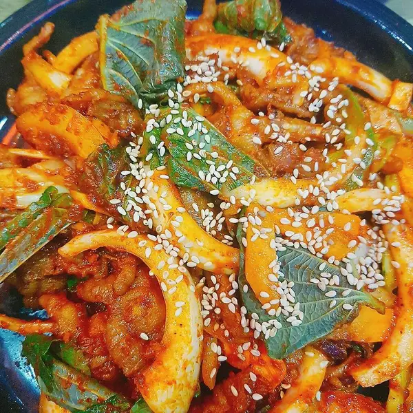 Kore yemeği, baharatlı kızarmış domuz, sebze ve sebzeli pilav..