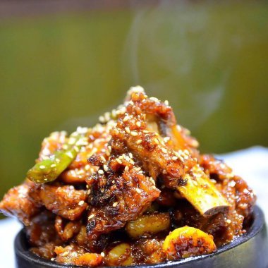 Kızarmış tavuğun mutfak fotoğrafı.