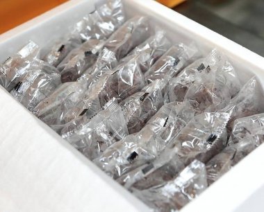 Tahta masadaki bir kutuda çikolata şekeri