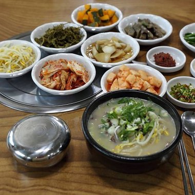 Geleneksel Kore yemekleri, geleneksel Kore çorbası. Kimçi.