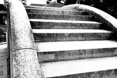 Şehirdeki eski paslı merdivenler.