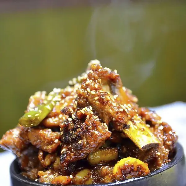 Kızarmış tavuğun mutfak fotoğrafı.