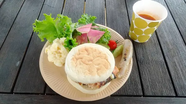 bir restoranda kahvaltı