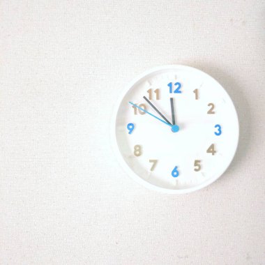 Beyaz arkaplanda beyaz alarm saati