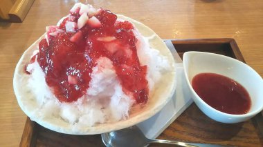 Japon mutfağı. Sebze ve soslu sıcak kırmızı pilav..