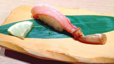 Tahtaya yerleştirilmiş suşi.