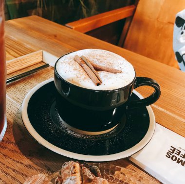 sıcak kahve tarçın ile sopa