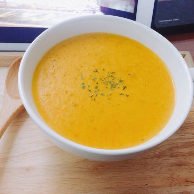 Beyaz bir kase kabak çorbası