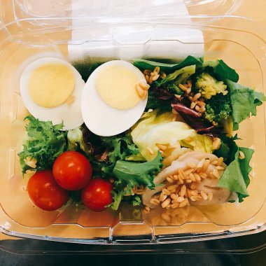 tavuk sebze ve salata ile