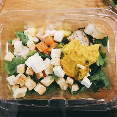 Sebze, salata, yumurta, ekmek, kraker, peynir ve salatayla birlikte sağlıklı beslenme çantalarını kapatın. Sağlıklı yemek. yemek konsepti.