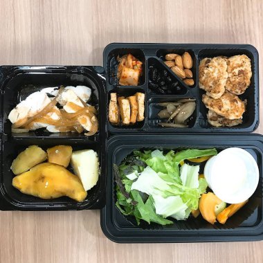 Bir kutu tavuk ve sebze al.