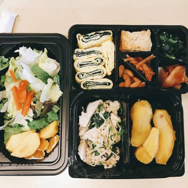 Kutudaki sağlıklı yemek.