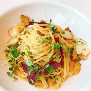 Tavuk ve sebzeli spagetti.