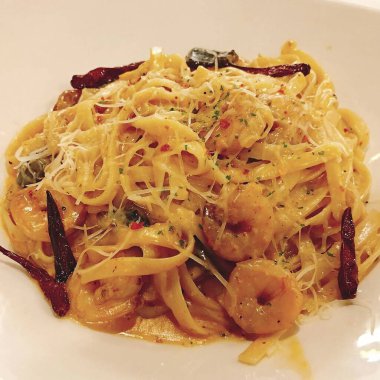 Karides ve peynirli spagetti.