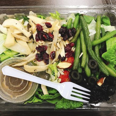 Etli salata, fındık ve peynir