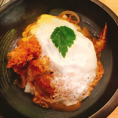 Domuz eti ve sebzeli sahanda yumurta