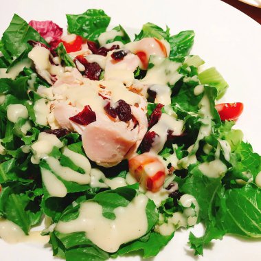 Tavuk ve sebze salatası, yakın